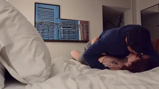 “在新奥尔良度过了复活节的一天之后，我们在法国区度过了一个有趣的夜晚。当我们回到酒店时，我们不得不结束夜晚。我首先伸出他的腿以使我的猫额外湿润，然后我骑着他的公鸡。当他让我暨在灌木丛和腹部时，我们和我一起结束了我的背上。:)”("After spending Easter day out and about in New Orleans, we had a fun night out in the French Quarter. When we got back to our hotel we had t 完整无删减版在线看