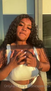 “我喜欢在阳光下裸露☀️”("I love being nude in the sun ☀️") 手机浏览器流畅观看预览