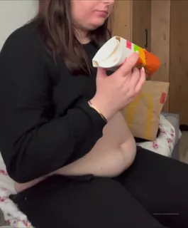 “吃1000卡路里的午餐时，这些天更像是一种小吃。无能为力，但是快餐是我最喜欢的零食，这表明……也许这就是为什么我奶奶几天前问我的原因\“你在吃什么让你这么圆吗？\“ - 高清在线观看