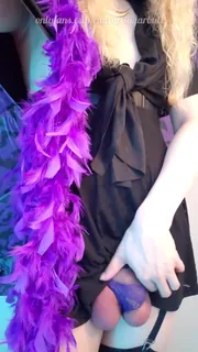 全网精选高分作品推荐：“未经编辑的POV视频，我摆出我的大坚果从我的G弦中掉下来，从去年的万圣节套装中，我是一个女巫。假装你是在我的腿之间，我在你的脸上掉了你。 “("Unedited POV video of me posing with my big nuts falling out of my g-string, from last year's Halloween set where I was a witch. Pretend you're between my legs and I'm droppin' em on