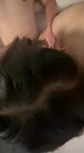 全网精选栏目：和兄弟一块找了一个小妹玩3P，给她塞了一个狐狸尾巴 精彩封面