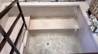 91社区热议作品：气质姐姐新买的美臀喇叭裤，狂操一线天极品美鲍 实拍