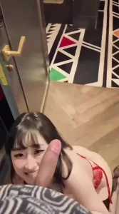 公司年会结束后被女同事勾引为了寻求刺激在酒店走廊操她骚逼 - 高清流媒体极速加载