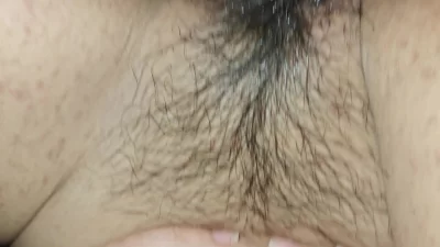 91社区热议作品：怼在逼上拍摄代入感极强，每次抽出来都能看尿道口 实拍