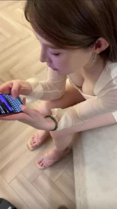 贱货出来偷情 还给男友发消息报备 就怕被男友怀疑 玩家亲测好评资源