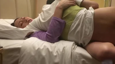 91社区热议作品：软磨硬泡强硬拿下少妇，一开始还装矜持不愿意，操进去太反差了，叫的比谁 实拍