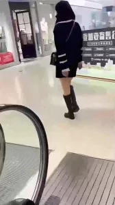 全网精选栏目：商场试衣间和美女偷情，干到中途有人来换衣服，差点被发现了！ 精彩封面