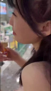 全网精选题材必看：人间白月光，刚上大一的超级嫩妹被我内射，全身白里透红，小穴都是粉红色 封面图