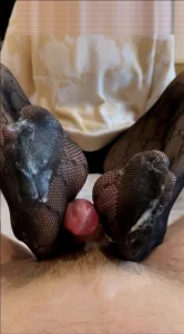 依依长腿骨感美足加上花纹黑丝网袜足交玩鸡巴吐奶-射了好多呀~ 优质原创视频在线直达