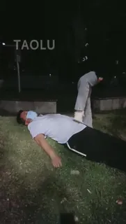 91视频推荐：00小主十言 户外调教一条死尸垫脚机器踩踏狗东西拧乳头 舔鞋底闻袜子 手机在线播放