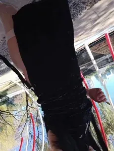 全网精选题材必看：天气放晴了，气温身高了，穿着旗袍丝袜带着肛塞出门了 封面图