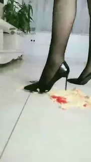 踩踏食物 高跟鞋喂食  优质原创视频在线直达