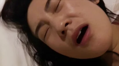 正在播放：“老公抱紧我再快点”极品美乳人妻的性高潮表情淫荡 (全网精选频道)
