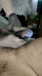 91视频推荐：给鸡巴套上娜娜的短黑丝再足交射丝袜里 手机在线播放