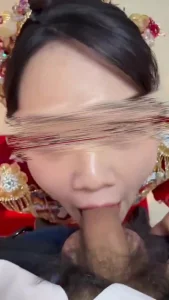 全网精选题材必看：新娘外面还等着接亲呢就过来口交伴郎的鸡巴 封面图