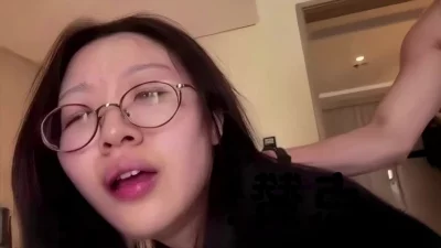 眼镜骚母狗被肌肉男撕开黑丝暴力抽插连续高潮淫叫 手机浏览器流畅观看预览