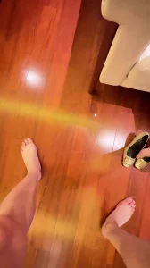 【全网精选】[原创] 体制内母狗穿RV高跟被玩弄，舔逼、震动棒、最后被抽插到瘫软 现场高清截图