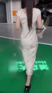 全网精选题材必看：台球助教从停车场干到酒店这也太闷骚了穿着清纯碎花裙内衣内裤居 封面图