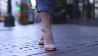 【9UU站】佩戴肛塞出门援交的淫娃 现场高清截图