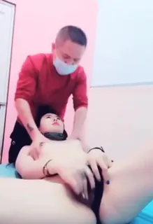 9UU站高分作品推荐：饥渴少妇体验私处按摩