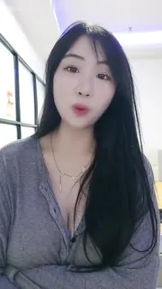 91社区热议作品：粉色大乳晕颜值女神掏出 实拍