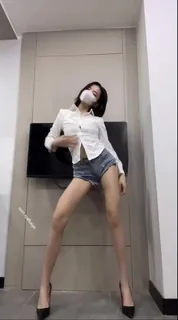 苗条白衬衫小母狗自拍艳舞 - 高清流媒体极速加载