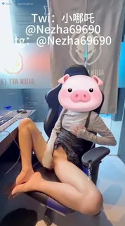 猫咪av站题材必看：骚逼女友网吧大露骚逼 封面图