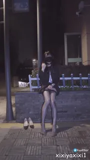 猫咪av站精选视频：骚逼户外发骚 完整版