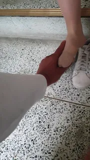 猫咪av站精选视频：楼道按摩骚逼的玉足 完整版