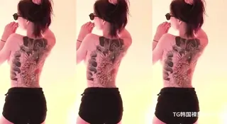 91社区热议作品：纹身大奶小骚货直播艳舞 实拍