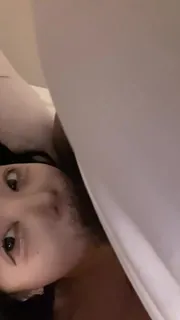 【猫咪av站】大眼萌妹吃鸡巴 现场高清截图