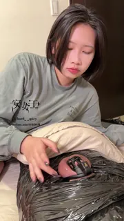 猫咪av站栏目：享受短发骚逼手撸服务 精彩封面