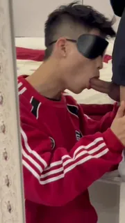 小受镜前跪地舔鸡巴 手机浏览器流畅观看预览