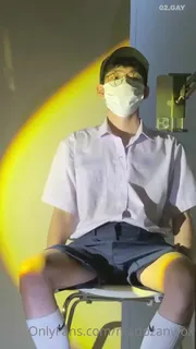 91社区热议作品：薄肌小哥对镜自撸 实拍