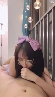 猫咪av站精选视频：口爆00后眼镜小母狗 完整版