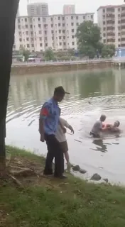 【猫咪av站】跳河救人 现场高清截图