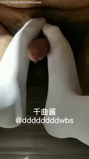 享受白丝骚货足交服务 - 实时更新的高清猫咪av站资源