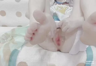 91社区热议作品：小学妹的粉嫩小穴 实拍
