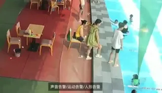 猫咪av站精选视频：公共泳池事件 完整版