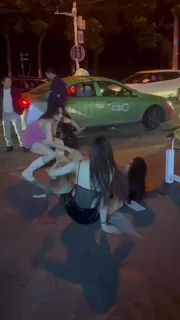 91视频官方收录：街头精神小妹打架