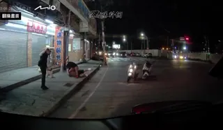 正在播放：ATM前抢钱 (猫咪av站频道)