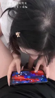 【猫咪av站】大一小母狗玩游戏吃鸡吧 现场高清截图