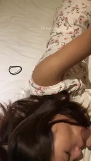 91视频官方收录：碎花裙骚逼妹妹吃鸡