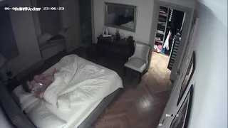 91社区热议作品：妹妹半夜偷看A片自慰 实拍