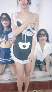 91视频推荐：三个小妹一起扒光伺候小哥哥，性感娇嫩的小身体，抓着大屌往逼里塞小哥舔乳头玩鸡巴，刺激 手机在线播放