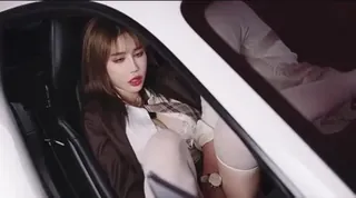 猫咪av站高分作品推荐：叛逆学生妹跟老师约会车震，扮演学生妹上位骑乘激情性爱 压在车头上粗暴抽插！