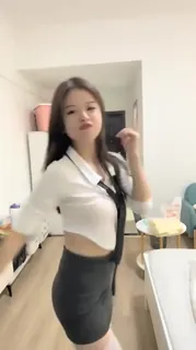 猫咪av站高分作品推荐：短视频 伸着舌头要舔狼友大鸡巴