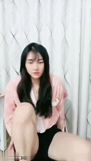 短视频 刚下海不久的清纯小妹又来了，全程露脸听狼友指挥全脱光大秀直播 - 高清流媒体极速加载