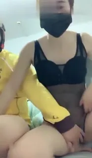 查看 【国产精品】风骚美少妇悠悠穿着情感情趣内衣勾引来送餐的美团外卖小哥看到她性感的逼毛 的详细介绍与播放
