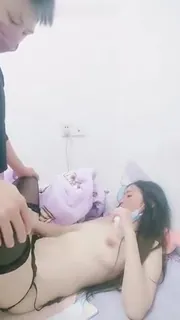 【短视频】黑丝骚妹子被小哥鸡巴塞进嘴里抽插跳蛋玩骚穴 - 1080P超清画质展示图